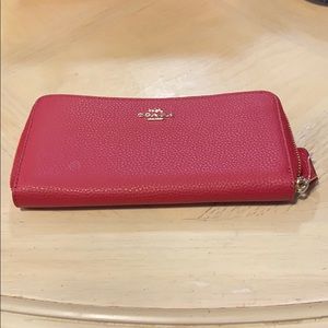NWOT Coach Pebbled Leather Accordion Zip Wallet